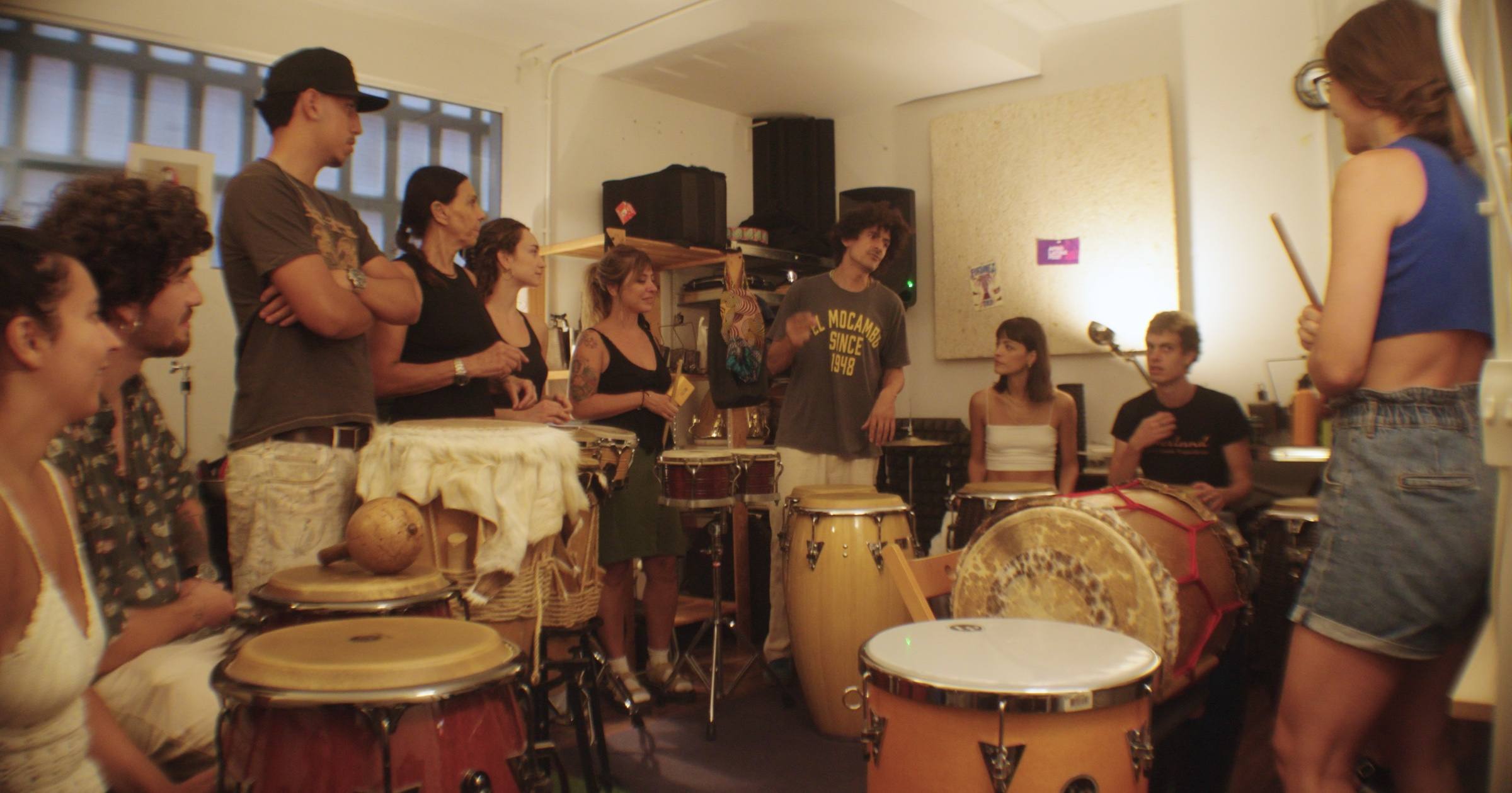 Clase grupal de percusión en Barcelona con Migue Guerra