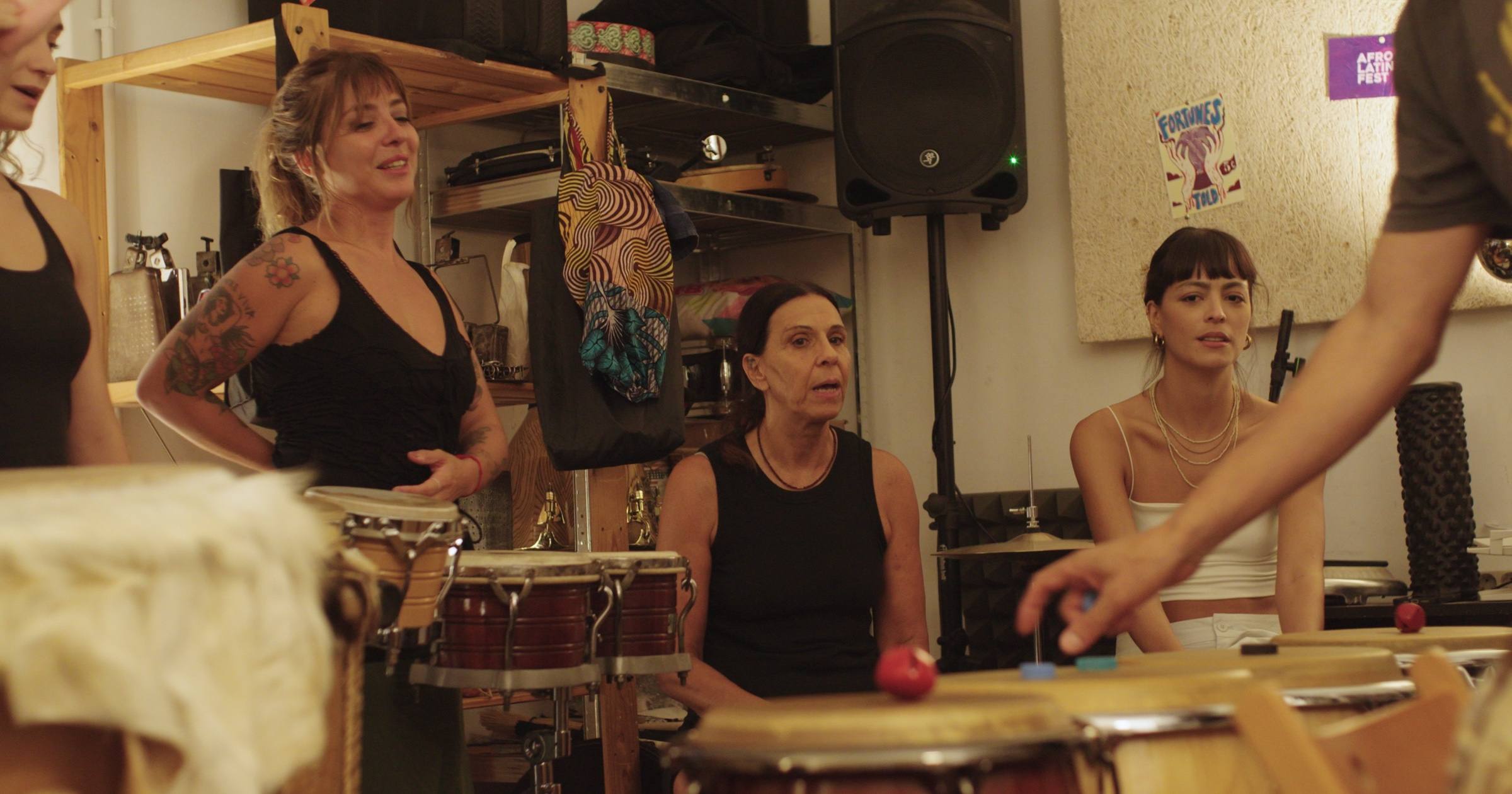 Alumnas tocando tambores en una clase grupal de percusión